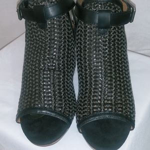 NWOT Baretraps..shoe to wear with a dress